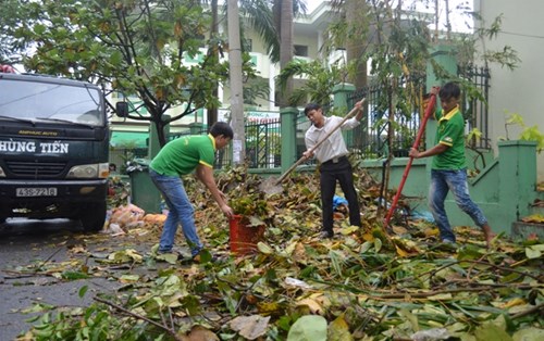 Tuổi trẻ Đông Á hưởng ứng ra quân dọn dẹp đường phố sau bão Nari